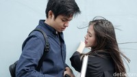 Duh, Angga perhatian banget sih. Pool/Palevi S/detikFoto.
