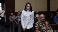 Mantan Sekretaris Wawan, Laura Indriani juga dihadirkan sebagai saksi.