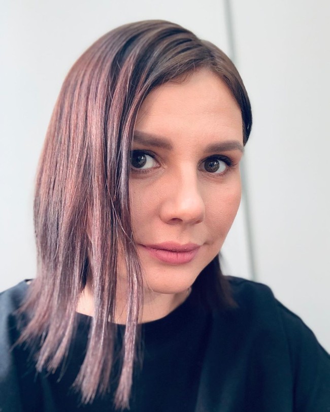 Seorang wanita asal Rusia, Marina Balmasheva diceraikan oleh suaminya setelah ketahuan berselingkuh dengan anak tirinya. Alexey Shavyrin berpisah dengan Marina setelah ia mengetahui sang istri berhubungan intim dengan anak tirinya di rumah. Foto: Instagram