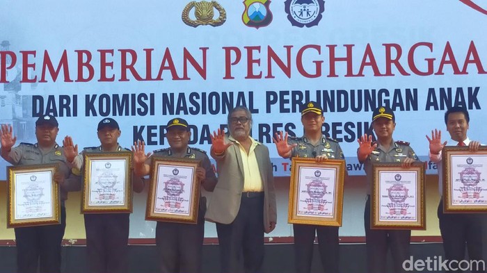 Komisi Nasional Perlindungan Anak (Komnas PA) memberikan penghargaan pada Polres Gresik. Kepolisian di Gresik dinilai berhasil mengungkap dan meredam isu penculikan anak.