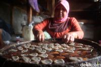 Kriuk Renyah Kerupuk Bunter Dibuat dengan Cara Tradisional