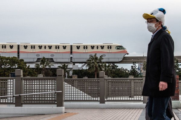Penutupan taman hiburan Disneyland Tokyo itu diketahui telah dilakukan sejak akhir Februari lalu hingga 15 Maret 2020 mendatang. Getty Images/Carl Court. Penutupan taman hiburan Disneyland Tokyo itu diketahui telah dilakukan sejak akhir Februari lalu hingga 15 Maret 2020 mendatang. Getty Images/Carl Court.