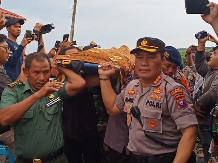 Evakuasi korban kecelakaan speedboat paspampres di Palangka Raya. Dandim Kuala Kapuas Letkol Kav Bambang Kristianto Bawono gugur.