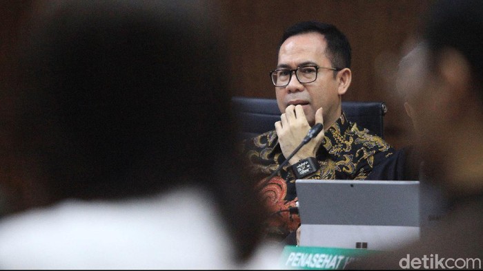 Para saksi memberi keterangan dalam sidang lanjutan kasus pencucian uang dengan terdakwa Tubagus Chaeri Wardana (Wawan) di Pengadilan Tipikor, Jakarta, Senin (9/3/2020). Saksi tersebut yakni (kiri-kanan) mantan sekretaris Wawan, Laura Indriani, pengusaha Ama Liko Nicolous dan artis Aima Mawaddah. Jaksa mencecar para saksi terkait pemberian mobil dan uang ke sejumlah artis seperti Pevita Pearce, Aima MAwaddah, Jennifer Dunn,  Rebecca Soejati dan Catherine Wilson.