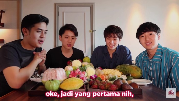 Orang Jepang cicipi buah Indonesia Orang Jepang cicipi buah Indonesia