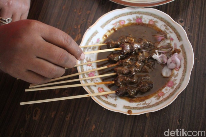 Sate Kuda Tulungagung / Sate Gulai Kambing Pak Nyoto Tulungagung Youtube / Potongan daging yang ...