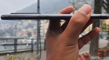 Untuk tombol-tombol, on-off diletakan di sisi kanan. Untuk tenaganya, Oppo meracik Snapdragon 865, RAM 12GB dan ROM 512GB (Fitraya Ramadhanny/detikcom)