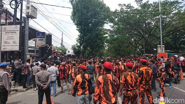 Massa PP Demo di Depan Kejati Sumut, Lalin Macet