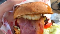 Seperti melihat gigi dan lidah manusia, burger dengan lapisan daging ini menjadi salah satu fenomena pareidolia. Foto: Boredpanda