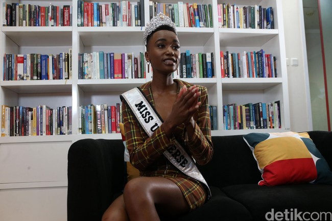 “Selamat Hari Perempuan Internasional untuk semua wanita di Indonesia dan semua wanita di dunia.  Hari ini adalah harimu, sama seperti hari-hari lainnya. Saya hanya ingin mengingatkanmu untuk selalu mengambil bagian di semua hal yang kamu ikuti, untuk mengingatkan bahwa kamu luar biasa, kamu kuat, kamu bisa melakukan apapun yang kamu inginkan,” kata Miss Universe 2019 Zozibini Tunzi saat diwawancarai Wolipop di kantor Detikcom, Gedung Transmedia, Jakarta pada Minggu (8/3/2020). Foto: Rengga Sencaya/Detikcom