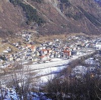 Minimnya angka kelahiran di kota Locana dan Borgomezzavalle membuatnya kerap kali disebut sebagai kota hantu karena sangat sepi penduduk. Setiap tahunnya dikabarkan hanya ada sekitar 10 kelahiran yang disertai dengan 40 kematian para penduduknya. Foto: dok. F Ceragioli/Wikicommons