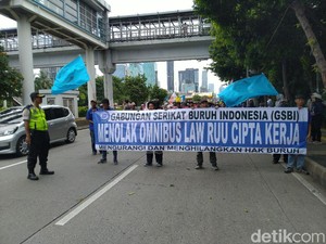 Video Serikat Buruh Kembali Gelar Aksi Tolak Omnibus Law di DPR