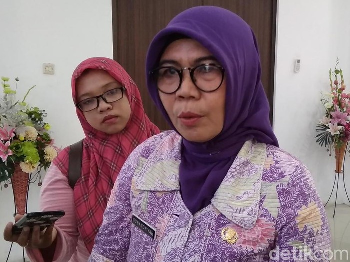 Ada 60 warga Jombang yang masuk daftar orang dengan risiko (ODR) karena pulang dari beberapa negara terjangkit virus corona. Sedangkan dua lainnya masuk kategori Orang Dalam Pemantauan (ODP) karena mengeluh batuk.