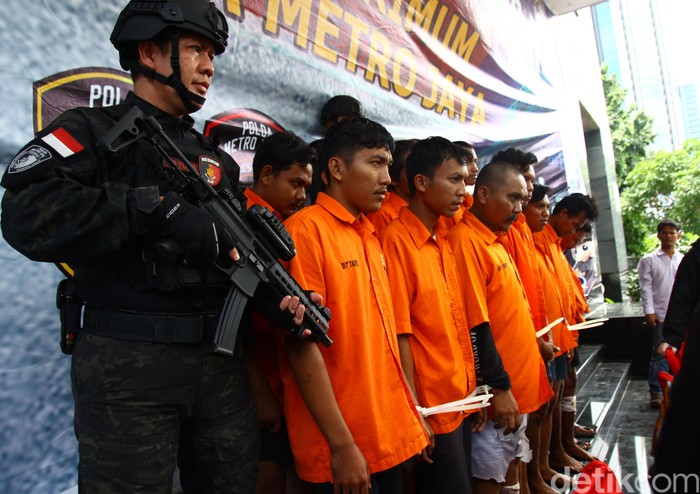 Polda Metro Jaya tangkap 10 orang pelaku pencurian kendaraan bermotor bersenjata api. Satu di antaranya ditembak mati karena melawan saat akan ditangkap polisi.