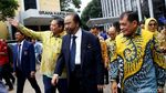 Momen Pelukan Surya Paloh dan Airlangga di DPP Golkar