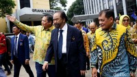 Selain itu Wakil Ketua Umum Golkar Agus Gumiwang dan Aziz Syamsudin, Ketua DPP Ace Hasan, dan Ketua DPP Meutya Hafid turut mendampingi Airlangga.