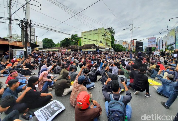 Massa Aksi GejayanMemanggilLagi Duduki Simpang Tiga Gejayan Massa aksi #GejayanMemanggilLagi menduduki kawasan Simpang Tiga Gejayan, DIY. Aksi massa ini menolak RUU Cipta Kerja atau Omnibus Law.