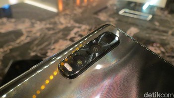 Yang bawah 48MP Wide Angle Camera dengan kemampuan 60x digital zoom. Oppo Find X2 Pro dijual dengan harga Rp 17,999 juta.(Fitraya Ramadhanny/detikcom)