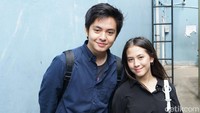 Kedua bintang remaja tersebut tampil serasi dengan denim dan kemeja. Pool/Palevi S/detikFoto.