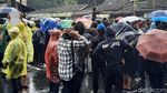 Massa GejayanMemanggilLagi Demo di Bawah Guyuran Hujan