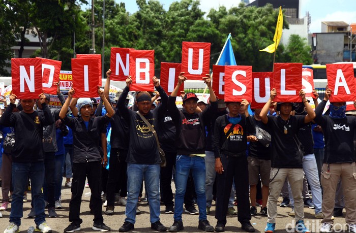 Demo Tolak Omnibus Law di Depan Gedung DPR Sekelompok buruh dan mahasiswa melakukan aksi unjuk rasa di depan gedung DPR, Jakarta. Aksi itu digelar untuk menolak omnibus law RUU Cipta Kerja.