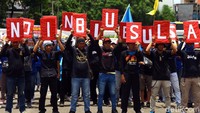 Sekelompok buruh dan mahasiswa melakukan demo di gedung DPR, Jakarta, menolak omnibus law RUU Cipta Kerja, Senin (9/3/2020).