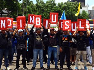 Aksi Tolak Omnibus Law  di Depan DPR