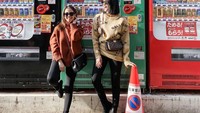 Jalan-jalan ke Jepang tak lengkap tanpa mencoba minuman di vending machine. Ririn tak ketinggalan berpose keren di depannya. Foto: Instagram ririnekawati