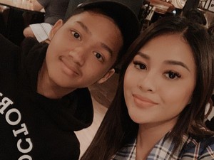 Aurel Hermansyah Posting Foto Berdua Azriel, Netter Sampaikan Pesan Ini