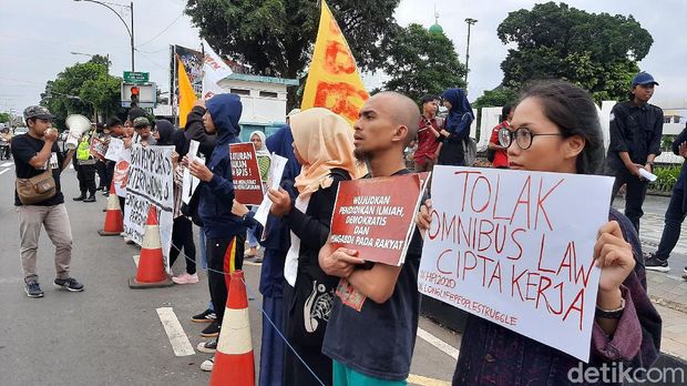 Massa Mahasiswa di Purwokerto Demo Tolak Omnibus Law