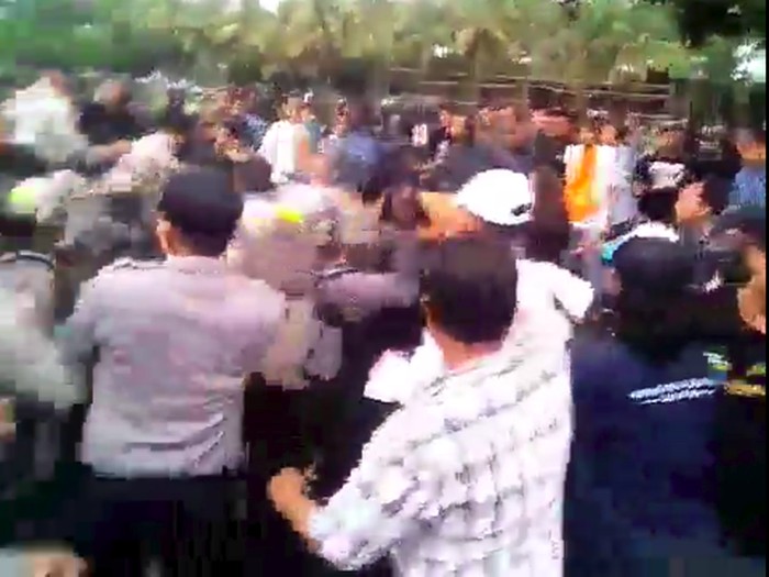 Unjuk rasa ratusan petani bersama Mahasiswa PMII di depan Kantor Pemkab Jember berakhir ricuh. Enam mahasiswa dilarikan ke rumah sakit karena terjadi benturan fisik dengan aparat.