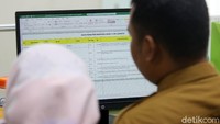 Masyarakat yang ingin memberikan informasi atau merasakan gejala virus Corona bisa menghubungi call center 112, 119, atau 0813-8837-6955.