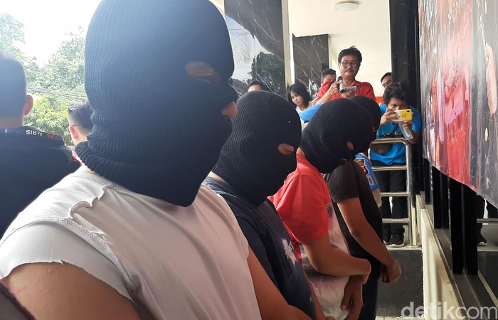 Polisi tangkap komplotan penimbun masker dan pembersih tangan di Kabupaten Bogor. Selain menimbun mereka juga produksi masker yang tak sesuai standar kesehatan.