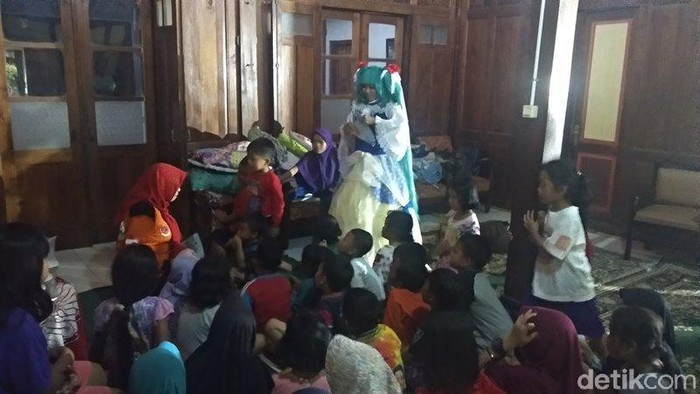 Posko pengungsian warga yang terdampak tanah retak di Magelang, Senin (9/3/2020).
