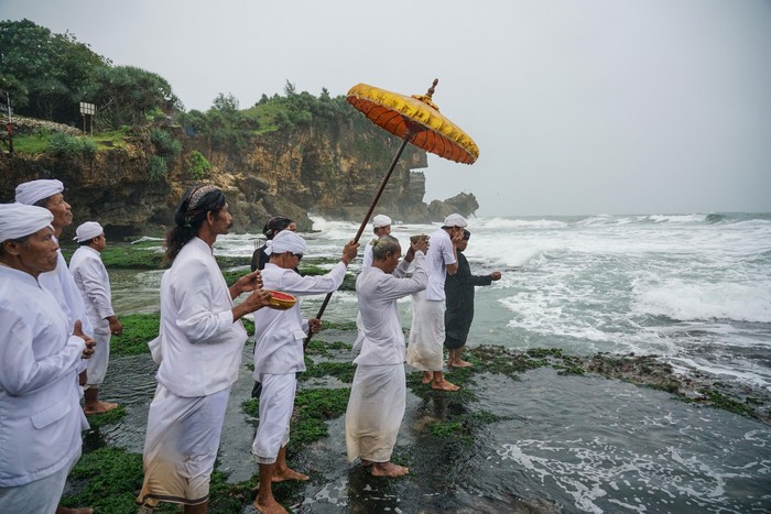UPACARA MELASTI DI GUNUNGKIDUL Umat Hindu berjalan menuju Pura Segara Wukir usai melakukan upacara Melasti di Pantai Ngobaran, Saptosari, Gunungkidul, DI Yogyakarta, Senin (9/3/2020). Upacara Melasti yang diikuti ribuan umat Hindu tersebut bertujuan untuk mensucikan diri dalam menyambut perayaan Hari Raya Nyepi tahun baru Saka 1942. ANTARA FOTO/Hendra Nurdiyansyah/foc.