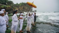 Umat Hindu melakukan prosesi mendak tirta atau mengambil air suci saat upacara Melasti di Pantai Ngobaran, Saptosari, Gunungkidul, DI Yogyakarta, Senin (9/3/2020).