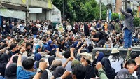 Pantauan detikcom di lokasi, Senin (9/3/2020) pukul 12.40 WIB massa sudah memenuhi Simpang Tiga Gejayan. Polisi pun melakukan pengalihan arus lalu lintas.