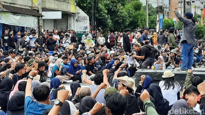Massa aksi #GejayanMemanggilLagi menduduki kawasan Simpang Tiga Gejayan, DIY. Aksi massa ini menolak RUU Cipta Kerja atau Omnibus Law.