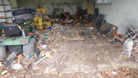 Garasi yang ditutupi oleh tumpukan sampah itu kemudian dibersihkan pada akhir Februari 2020. Tak disangka, mereka menemukan Corvette -yang ternyata terawat baik- setelah terkubur selama hampir lima puluh tahun. Foto: Facebook Speedys Towing & Recovery