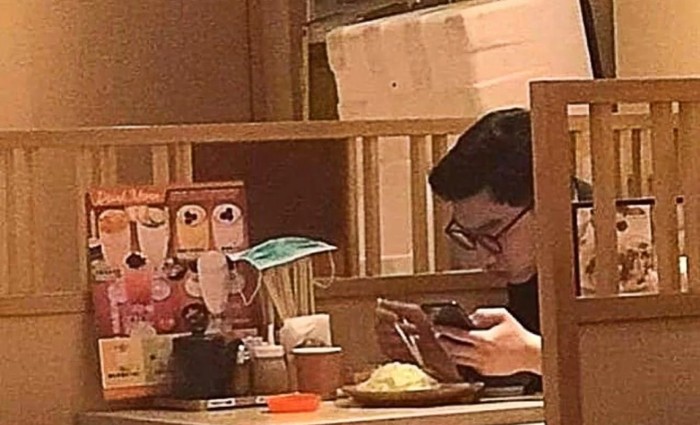 masker bekas di restoran