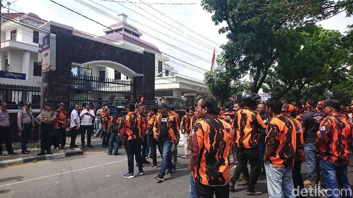 Demo massa Pemuda Pancasila (PP) di depan Kejati Sumut membuat kondisi lalin macet (Ahmad Arfah/detikcom)
