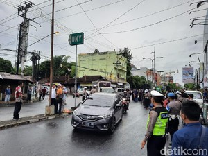 Massa GejayanMemanggilLagi Bubarkan Diri, Arus Lalu Lintas Dibuka