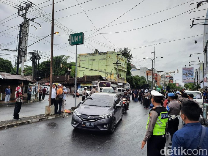 Arus lalu lintas di Pertigaan Gejayan usai aksi GejayanMemanggilLagi, Senin (9/3/2020).
