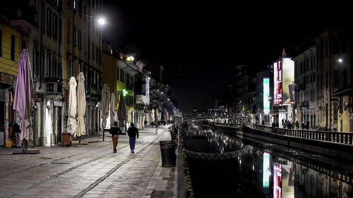 Situasi di distrik Navigli, Milan, yang terdampak lockdown akibat wabah virus corona The Navigli district of Milan, one of the area of night life in Milan, is almost deserted after most bars were closed by the last decisions of the government trying to face the coronavirus emergency, in Milan, Sunday, March 8, 2020. (Claudio Furlan/LaPresse via AP)