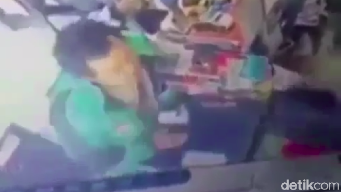 Driver ojol di Palembang tampar kasir minimarket (Screenshot video viral)