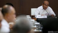 Menteri Koordinator Pembangunan, Manusia, dan Kebudayaan Muhadjir Effendy mengatakan Libur Nasional dan Cuti Bersama 2020 diubah menjadi 24 hari dalam setahun, Senin (9/3/2020).