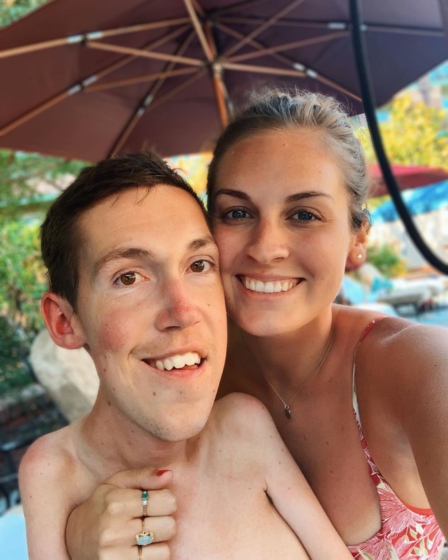Hannah Aylward demikian nama wanita cantik asal Minneapolis, Minnesota, Amerika Serikat yang kisah cintanya dengan pria difabel Shane Burcaw menjadi viral. Keduanya melabeli diri sebagai pasangan interabled. Interabled merupakan hubungan antara pasangan difabel dan tidak difabel. Foto: Instagram @hannahayl