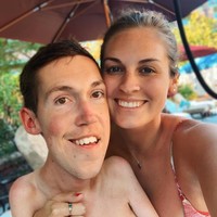 Hannah Aylward demikian nama wanita cantik asal Minneapolis, Minnesota, Amerika Serikat yang kisah cintanya dengan pria difabel Shane Burcaw menjadi viral. Keduanya melabeli diri sebagai pasangan interabled. Interabled merupakan hubungan antara pasangan difabel dan tidak difabel. Foto: Instagram @hannahayl