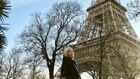Masih dalam perjalannya di Paris, Prancis, Ayu juga mengunjungi menara Eiffel. (Ayu Maulida/Instagram)