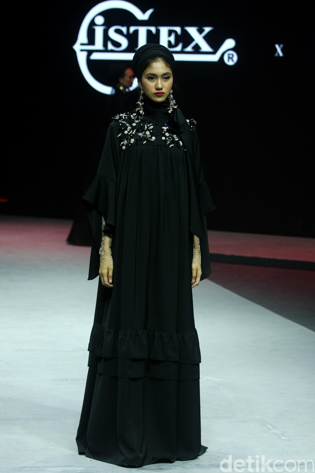 Desainer busana muslim Itang Yunasz menghadirkan koleksi busana muslim terbarunya bertajuk Opulence di Muslim Fashion Festival 2020, Jakarta Convention Center, Jakarta, Minggu [23/2/2020]. Foto: Mohammad Abduh/Wolipop.